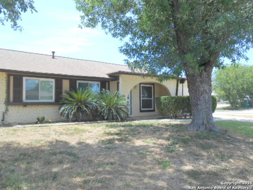 Photo of 703 Smoke Tree, San Antonio, TX 78227 (MLS # 1891257)