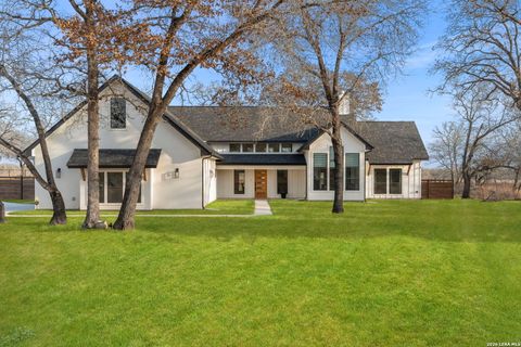 200 Oak Fields Dr., Floresville TX 78114