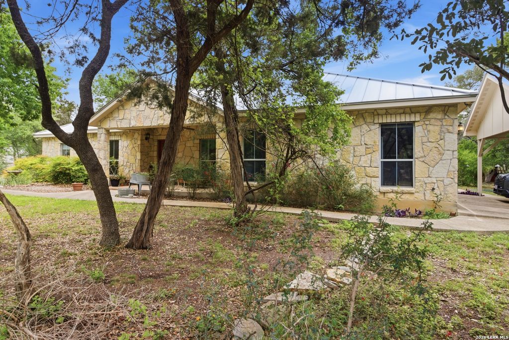 Photo of 707 Oakridge Ln, Pipe Creek, TX 78063 (MLS # 1961959)