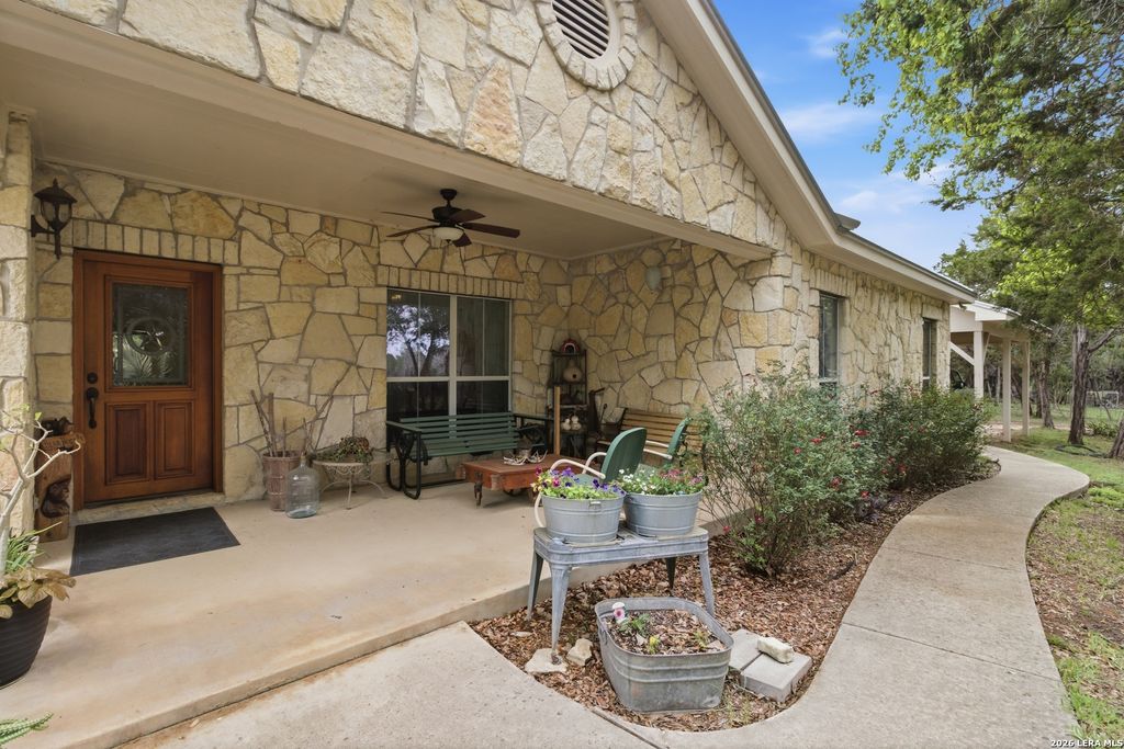 Photo of 707 Oakridge Ln, Pipe Creek, TX 78063 (MLS # 1961959)