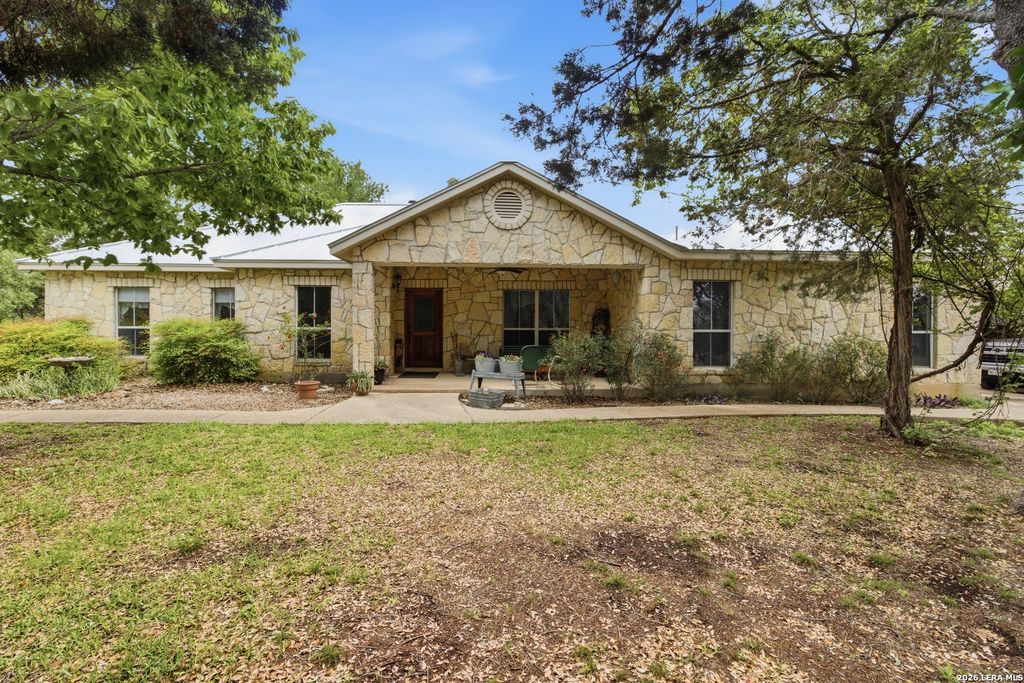Photo of 707 Oakridge Ln, Pipe Creek, TX 78063 (MLS # 1961959)
