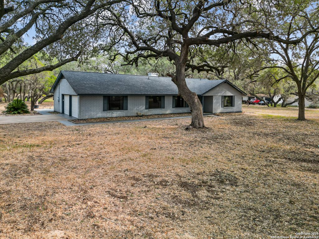 Photo of 22 Sunrise, Pleasanton, TX 78064 (MLS # 1924560)