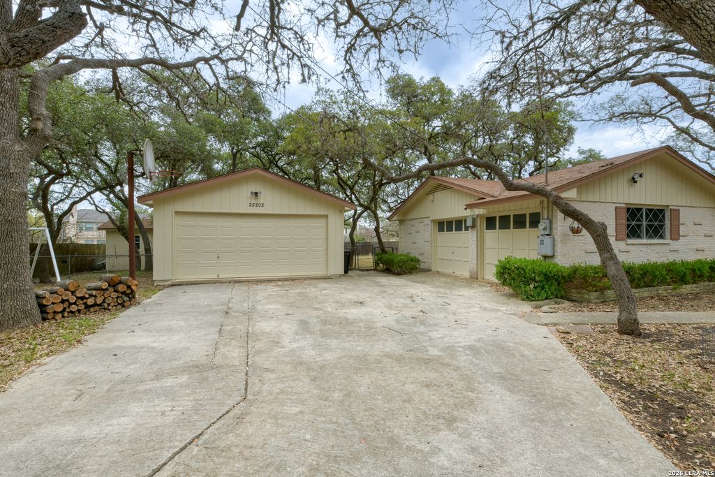 Photo of 25202 N Saddle Trl, San Antonio, TX 78255 (MLS # 1947162)