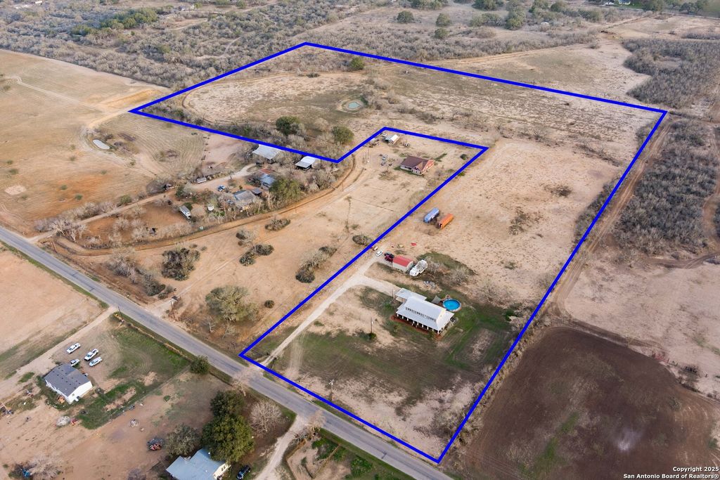 Photo of 917 County Road 664, Devine, TX 78016 (MLS # 1849410)