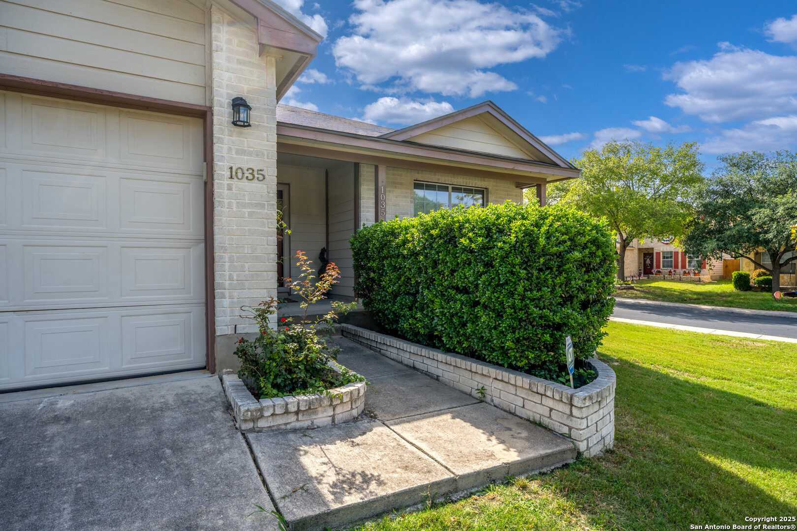 1035 Magnolia Hill