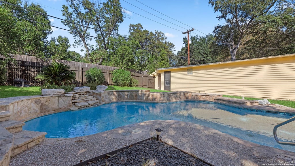 Photo of 1049 Ivy Ln, Terrell Hills, TX 78209 (MLS # 1909682)