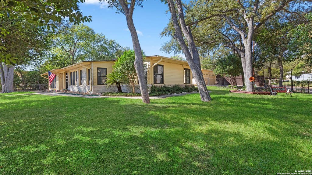 Photo of 1049 Ivy Ln, Terrell Hills, TX 78209 (MLS # 1909682)