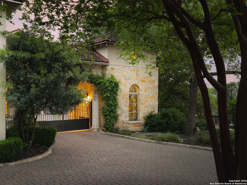 Photo of 810 GARRATY HILL, San Antonio, TX 78209 (MLS # 1897600)