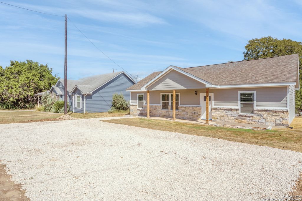 Photo of 1130 Greenhill Dr, Canyon Lake, TX 78133 (MLS # 1914112)