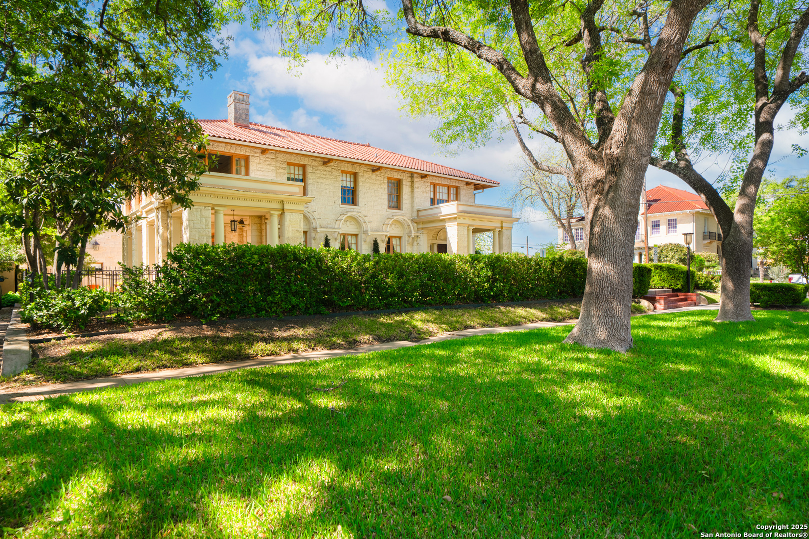 228 W Mulberry Ave