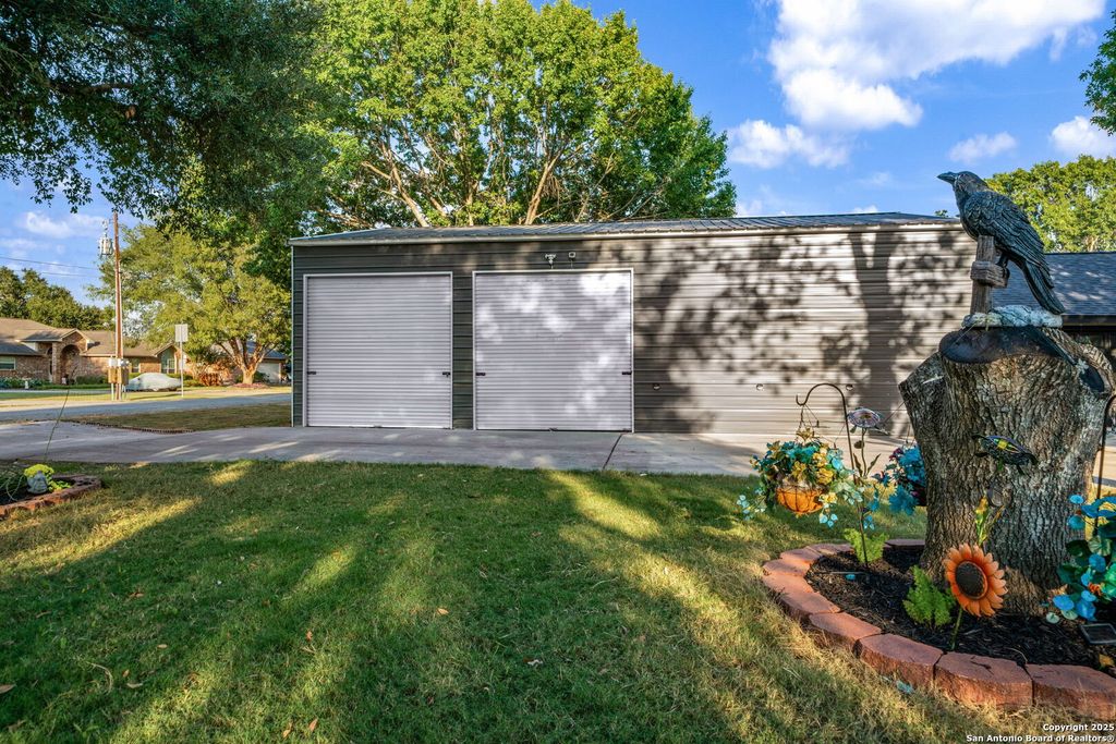 Photo of 111 Santa Anna, Seguin, TX 78155 (MLS # 1912964)