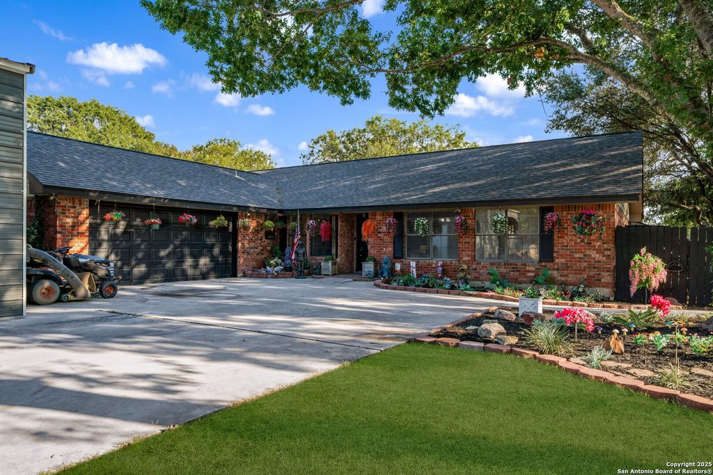 Photo of 111 Santa Anna, Seguin, TX 78155 (MLS # 1912964)