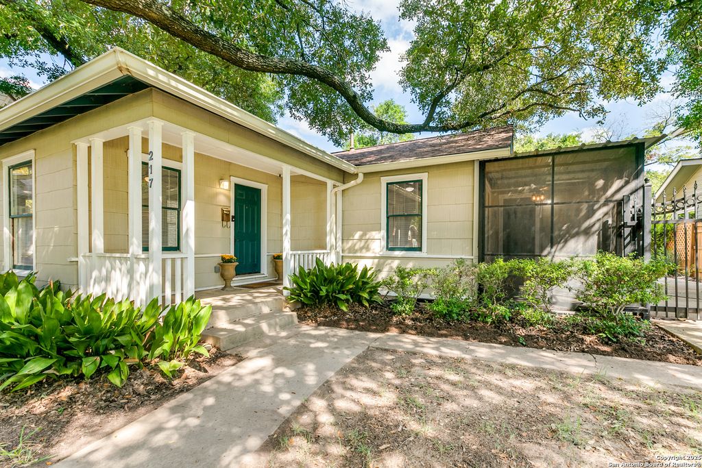 Photo of 217 corona, Alamo Heights, TX 78209 (MLS # 1897275)