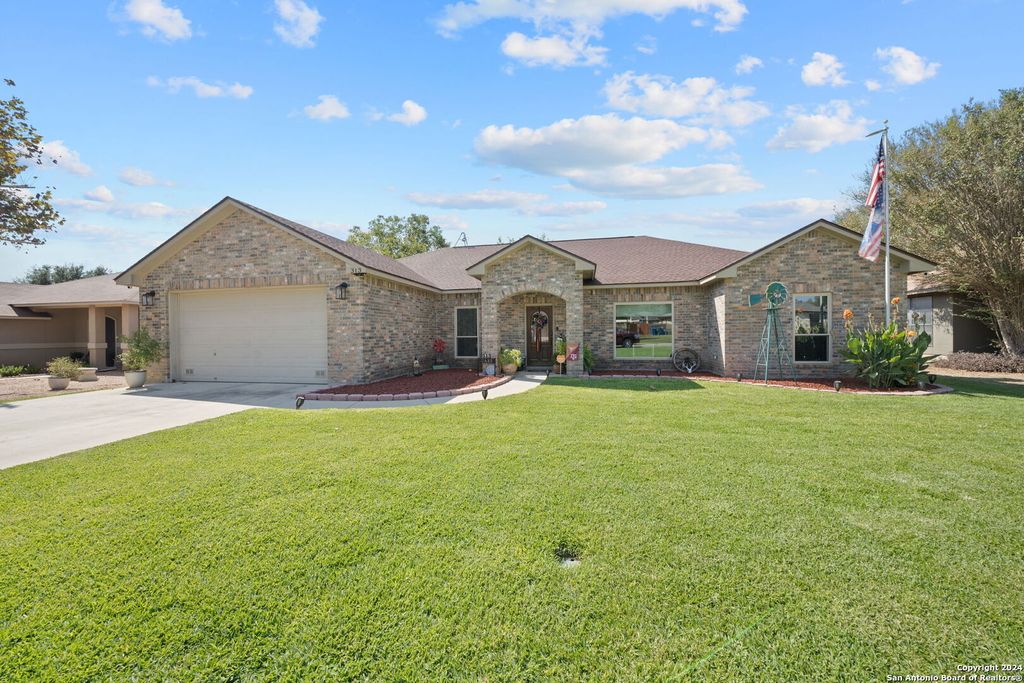 Photo of 313 YORKTOWN, Pleasanton, TX 78064 (MLS # 1908879)