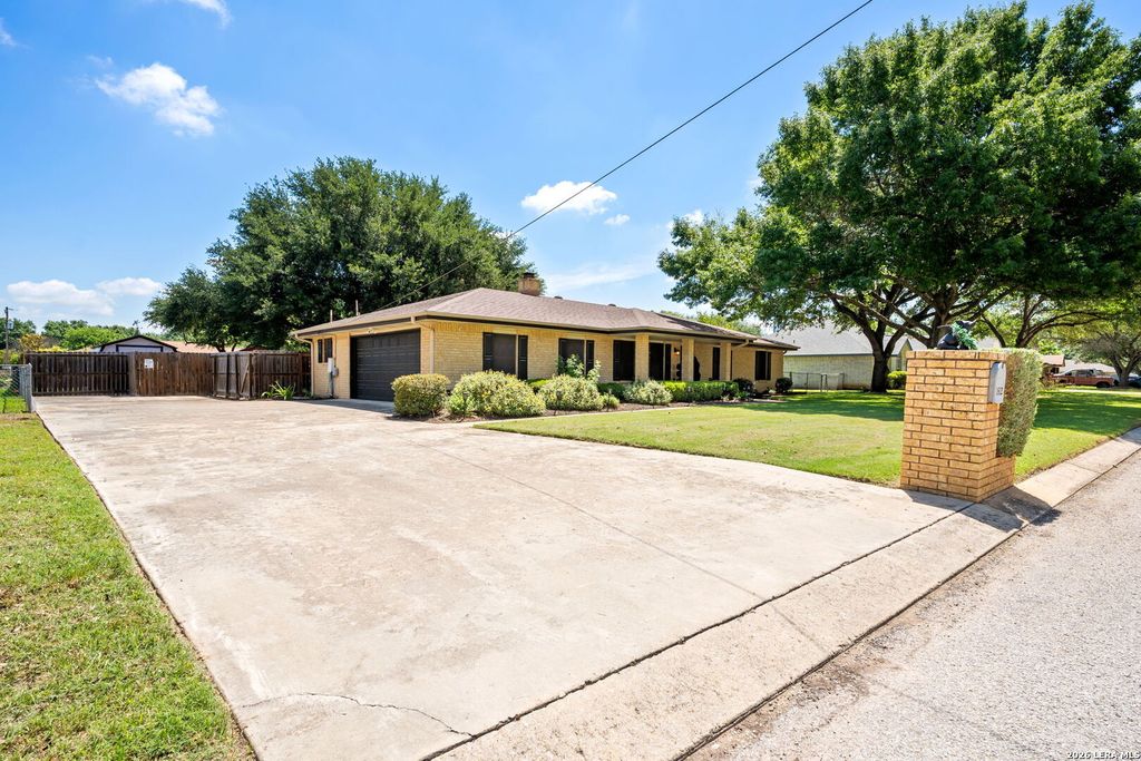 Photo of 162 Doris St, New Braunfels, TX 78130 (MLS # 1967167)