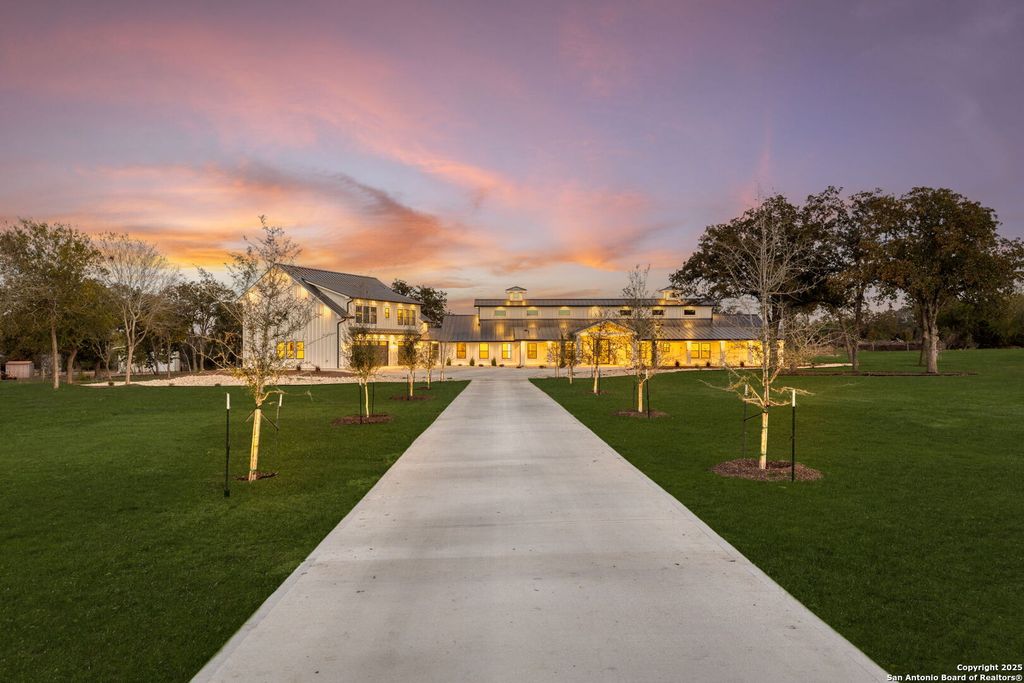 Photo of 24840 Breeze Oak, San Antonio, TX 78255 (MLS # 1924142)