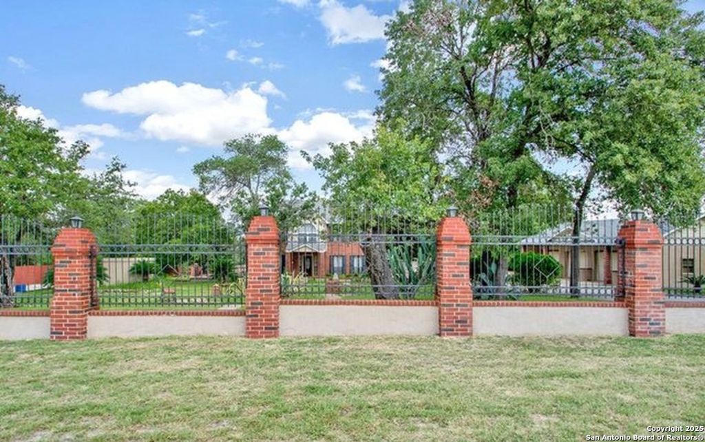 Photo of 353 Eagle Ridge, Floresville, TX 78114 (MLS # 1912984)