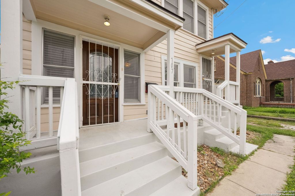 Photo of 707 N PINE ST, San Antonio, TX 78202 (MLS # 1919690)