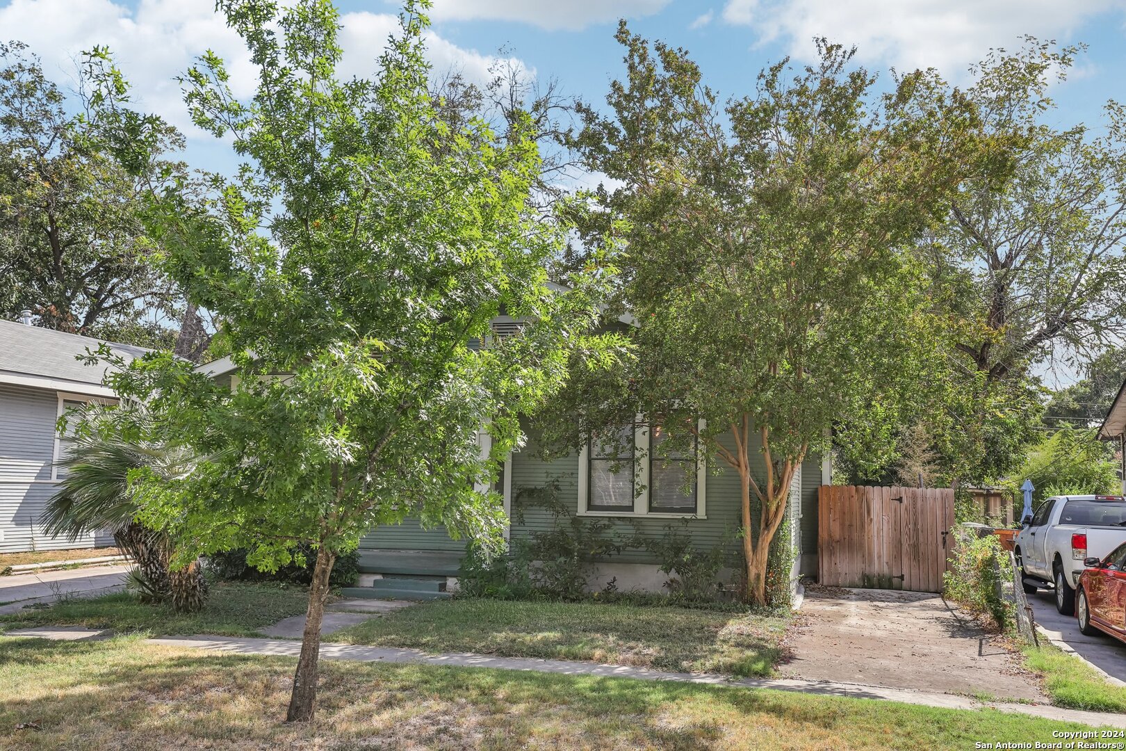 1112 W HUISACHE AVE