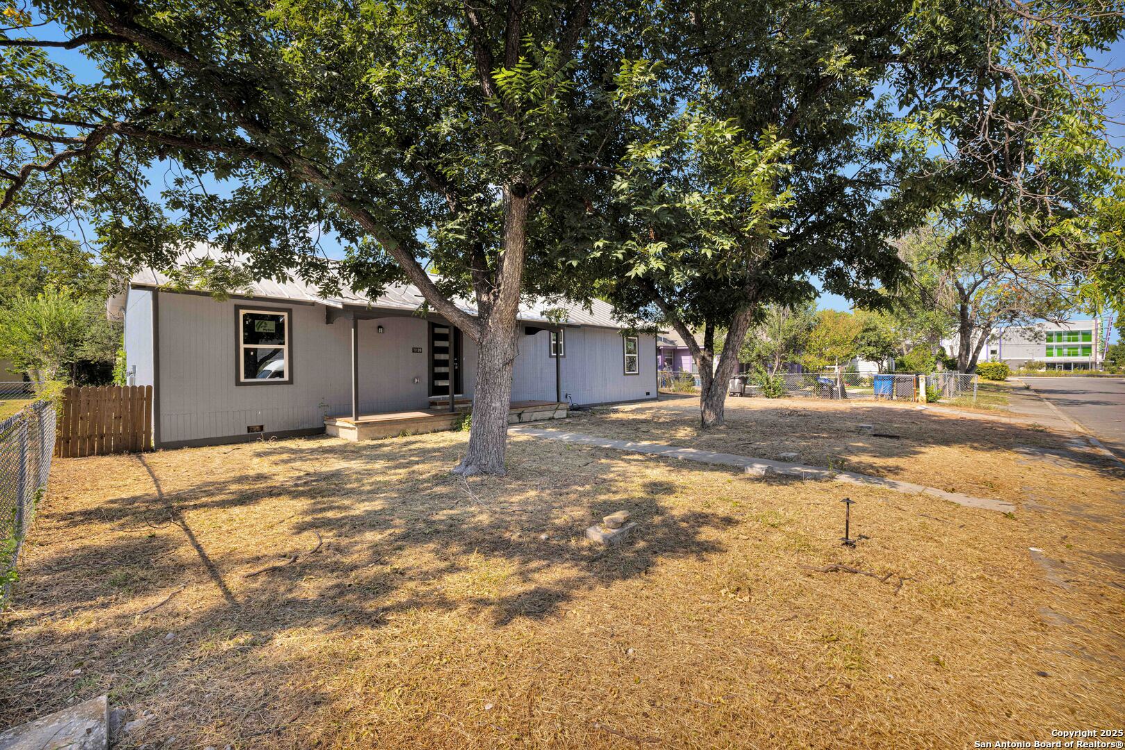 1126 W Lullwood