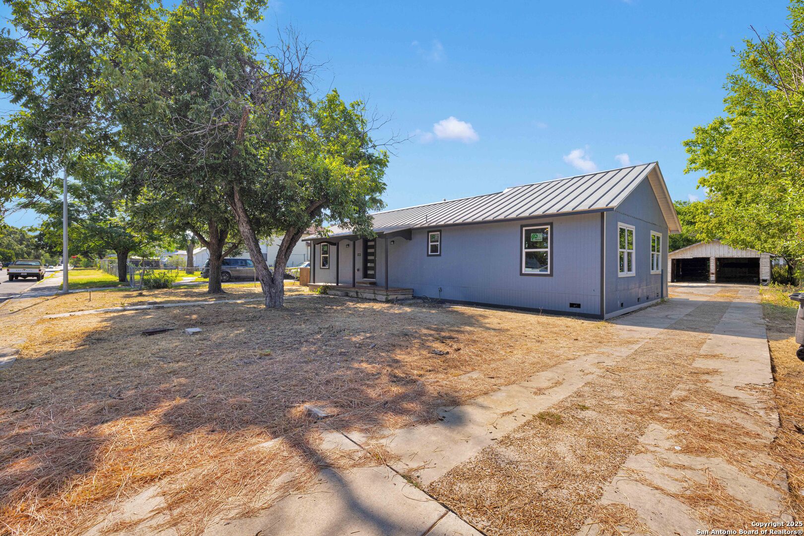 1126 W Lullwood
