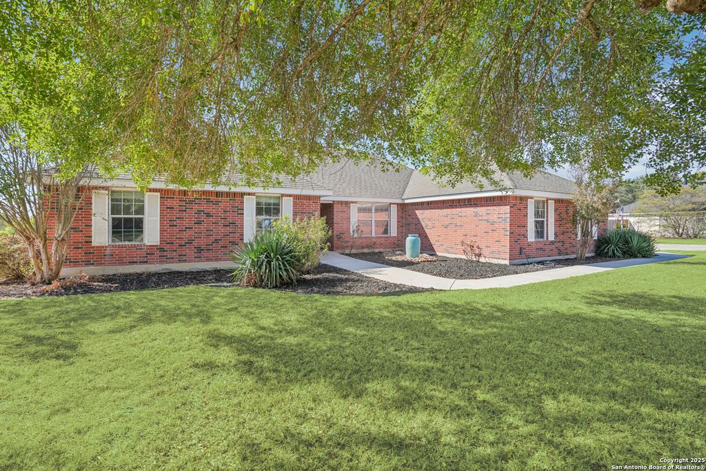 Photo of 122 Castlewood, Seguin, TX 78155 (MLS # 1917200)