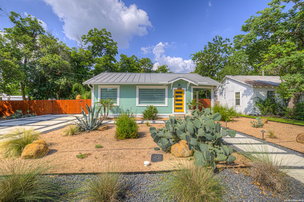 Photo of 225 S LIVE OAK AVE, New Braunfels, TX 78130 (MLS # 1990088)