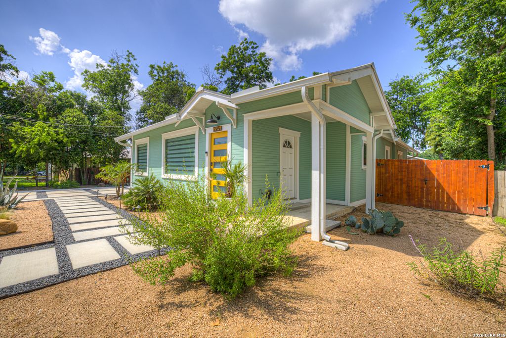 Photo of 225 S LIVE OAK AVE, New Braunfels, TX 78130 (MLS # 1990088)