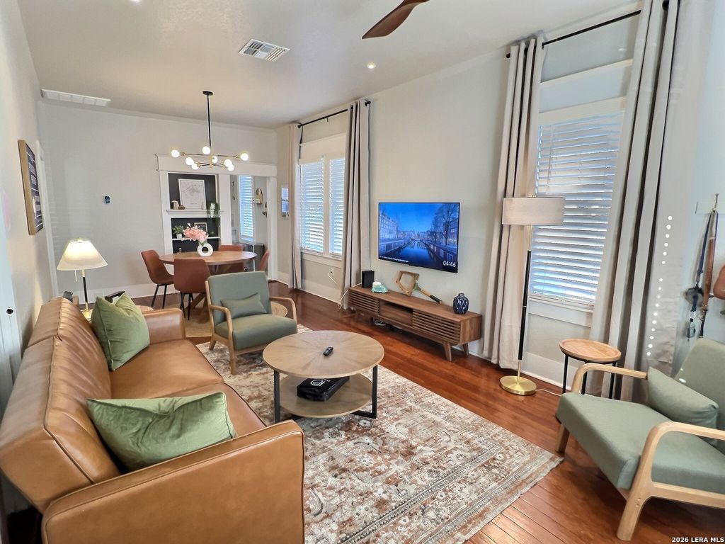 Photo of 404 W Walnut, Seguin, TX 78155 (MLS # 1942872)