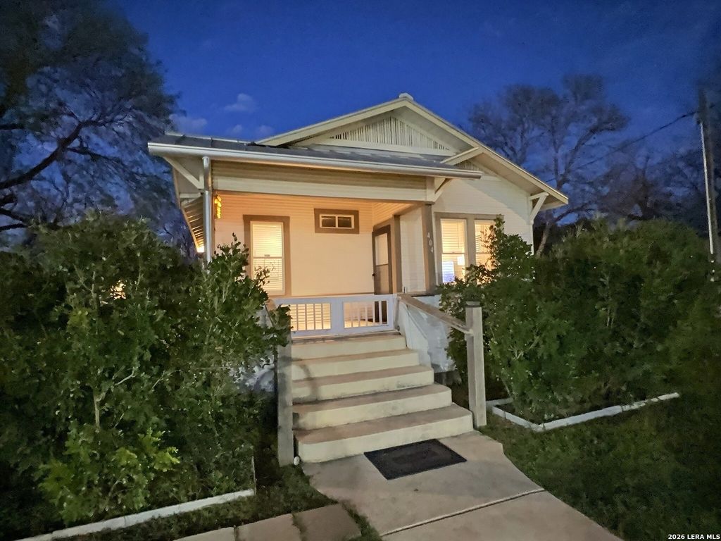 Photo of 404 W Walnut, Seguin, TX 78155 (MLS # 1942872)