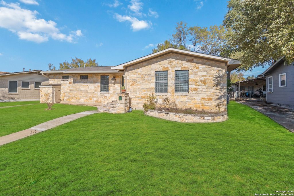 Photo of 2439 W Summit Ave, San Antonio, TX 78228 (MLS # 1929818)