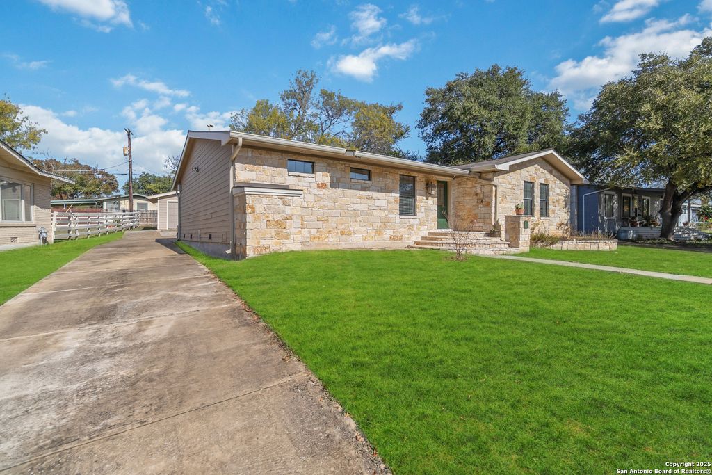 Photo of 2439 W Summit Ave, San Antonio, TX 78228 (MLS # 1929818)