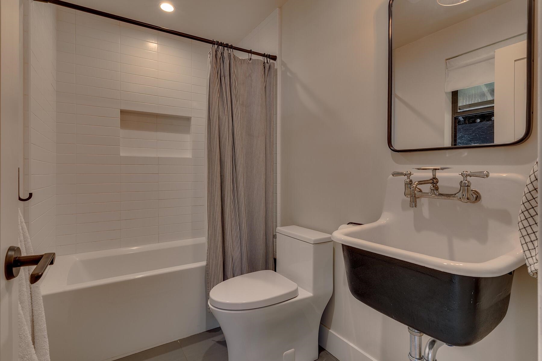 Tahoe City, California 96145, United States, 4 Bedrooms Bedrooms, ,3 BathroomsBathrooms,Residential,Active,172202