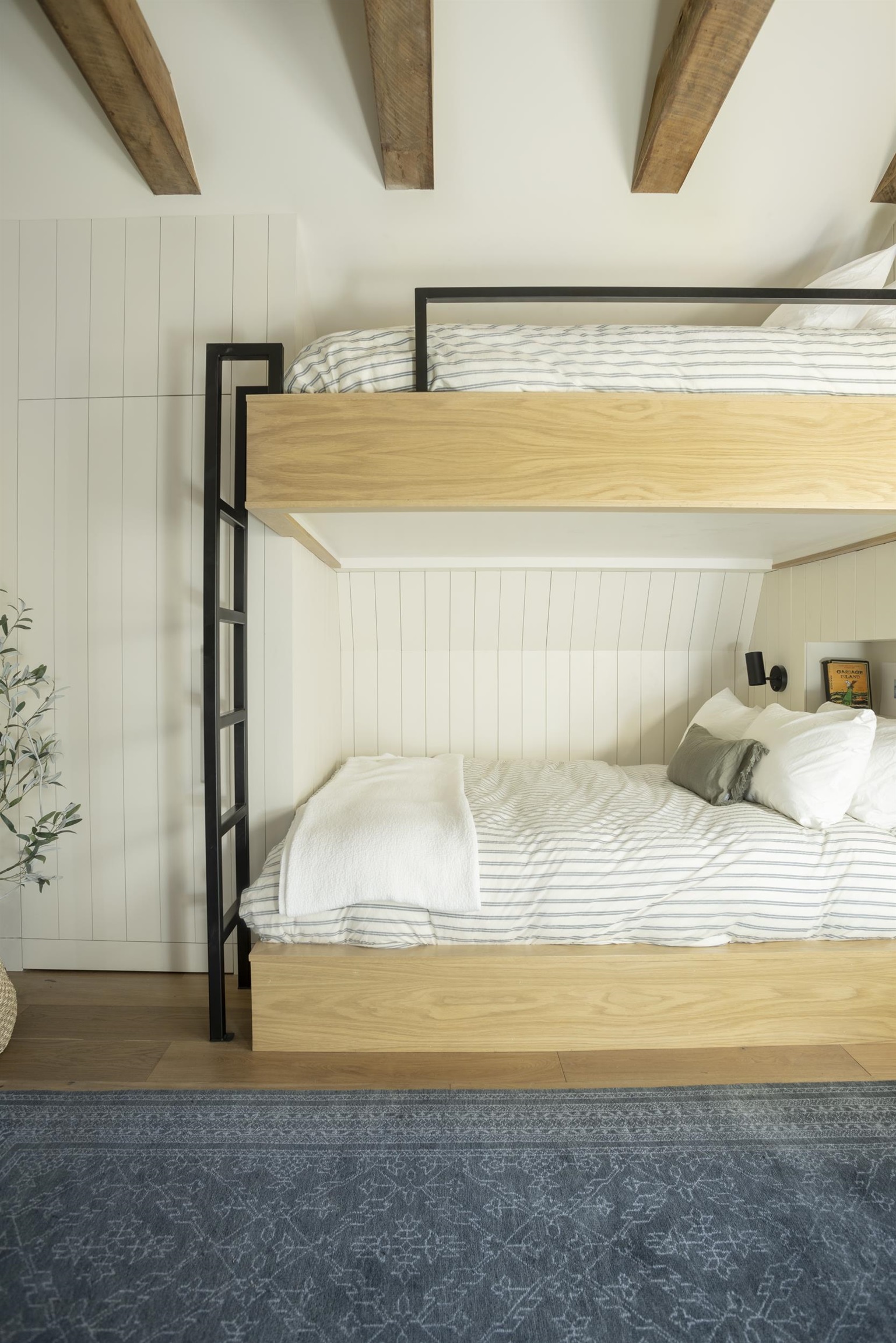 Tahoe City, California 96145, United States, 4 Bedrooms Bedrooms, ,3 BathroomsBathrooms,Residential,Active,172202