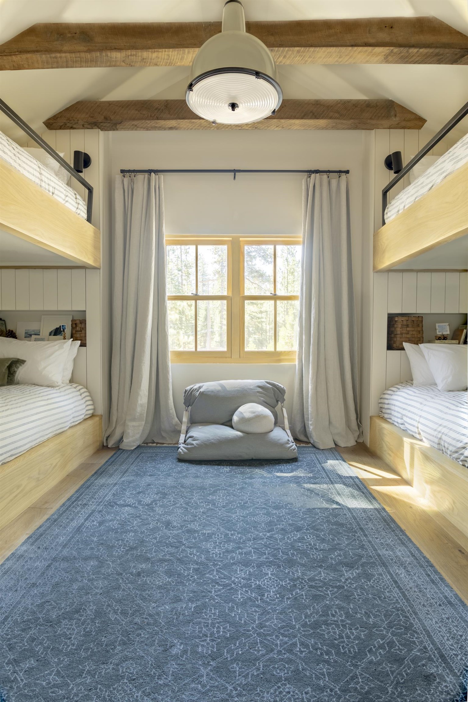 Tahoe City, California 96145, United States, 4 Bedrooms Bedrooms, ,3 BathroomsBathrooms,Residential,Active,172202