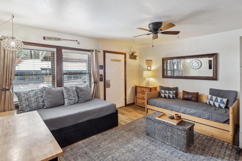 6943 North Lake Boulevard 44