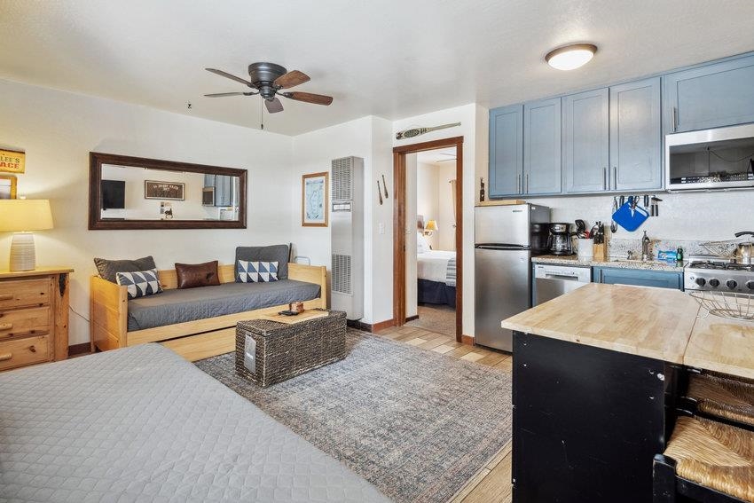 6943 North Lake Boulevard 44