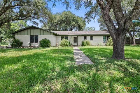 Photo of 106 Aberdeen Street, Victoria, TX 77904 (MLS # 620134)