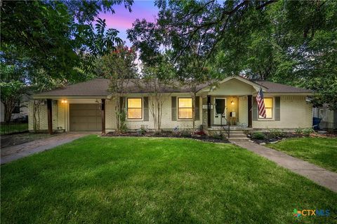 Photo of 301 N 40th Street, Waco, TX 76710 (MLS # 619237)