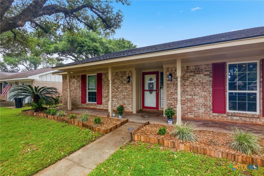Photo of 1307 Plantation Road, Victoria, TX 77904 (MLS # 613256)