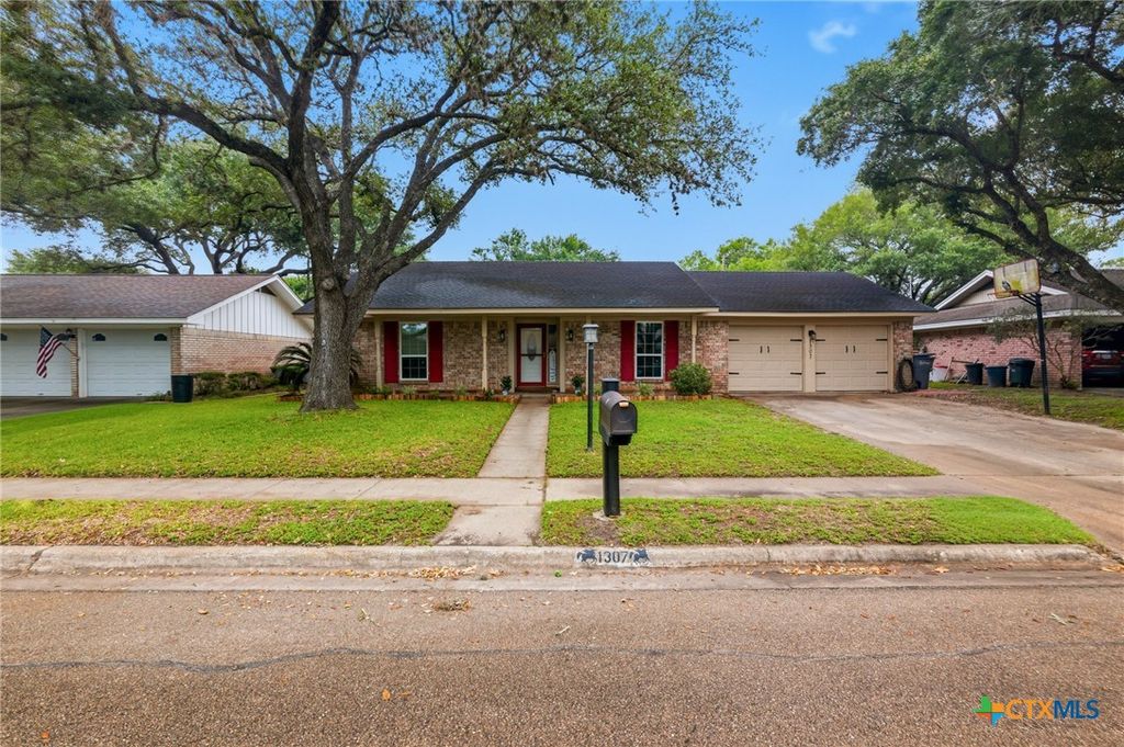 Photo of 1307 Plantation Road, Victoria, TX 77904 (MLS # 613256)
