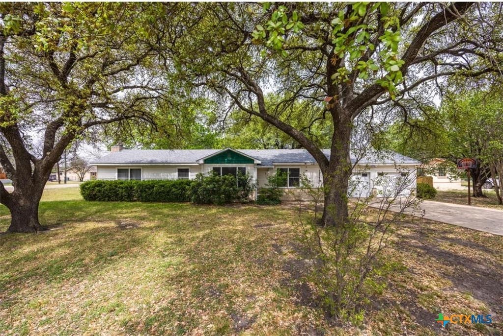 Photo of 211 W Long Street, Elm Mott, TX 76640 (MLS # 621345)
