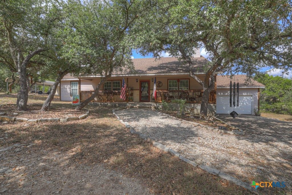Photo of 911 Heritage Hill, Canyon Lake, TX 78133 (MLS # 594791)