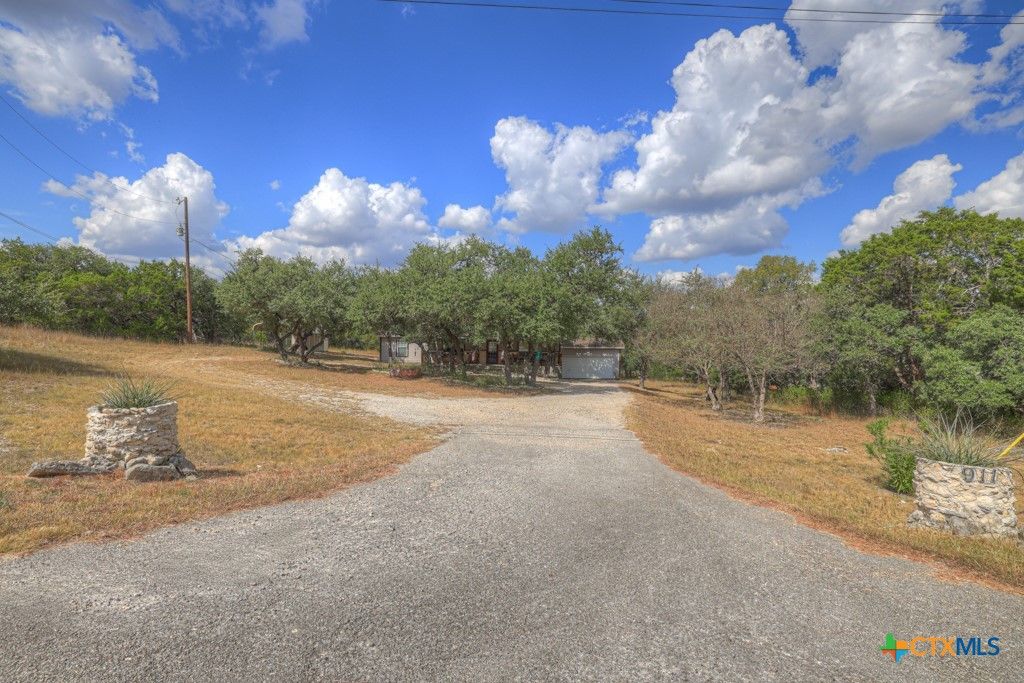 Photo of 911 Heritage Hill, Canyon Lake, TX 78133 (MLS # 594791)