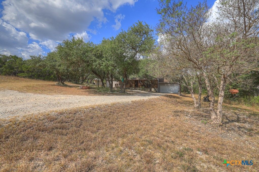 Photo of 911 Heritage Hill, Canyon Lake, TX 78133 (MLS # 594791)