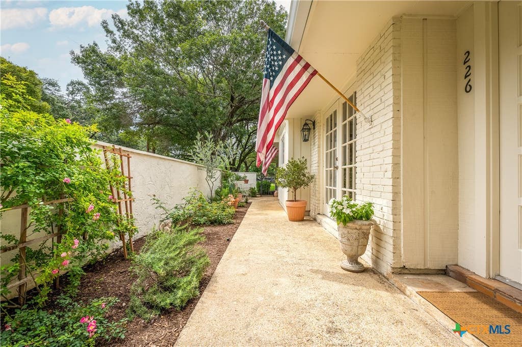 Photo of 226 Oakwood Boulevard, New Braunfels, TX 78130 (MLS # 615043)
