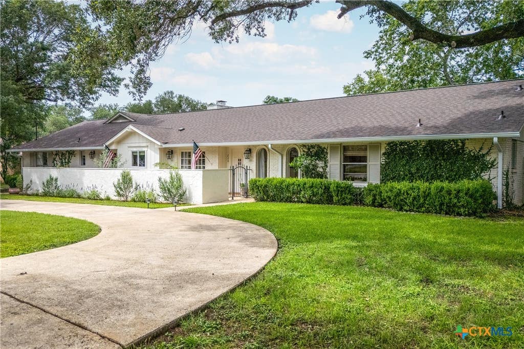 Photo of 226 Oakwood Boulevard, New Braunfels, TX 78130 (MLS # 615043)