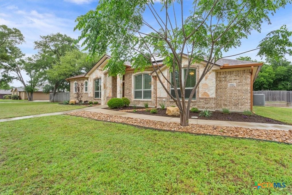 Photo of 910 Ridgeoak Drive, Belton, TX 76513 (MLS # 610165)