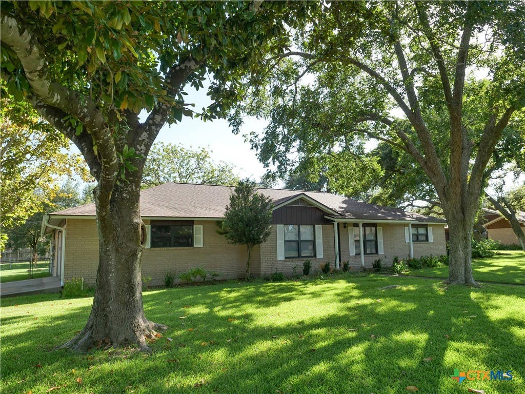 Photo of 1209 E Morgan AVE, Cuero, TX 77954 (MLS # 622143)