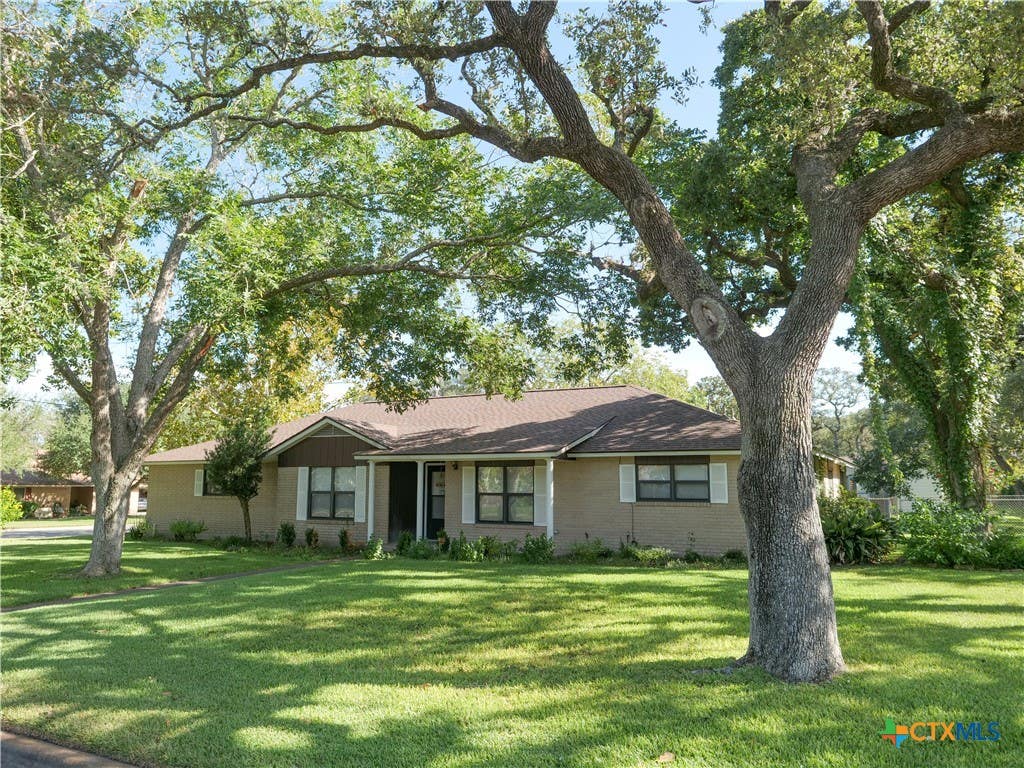 Photo of 1209 E Morgan AVE, Cuero, TX 77954 (MLS # 622143)